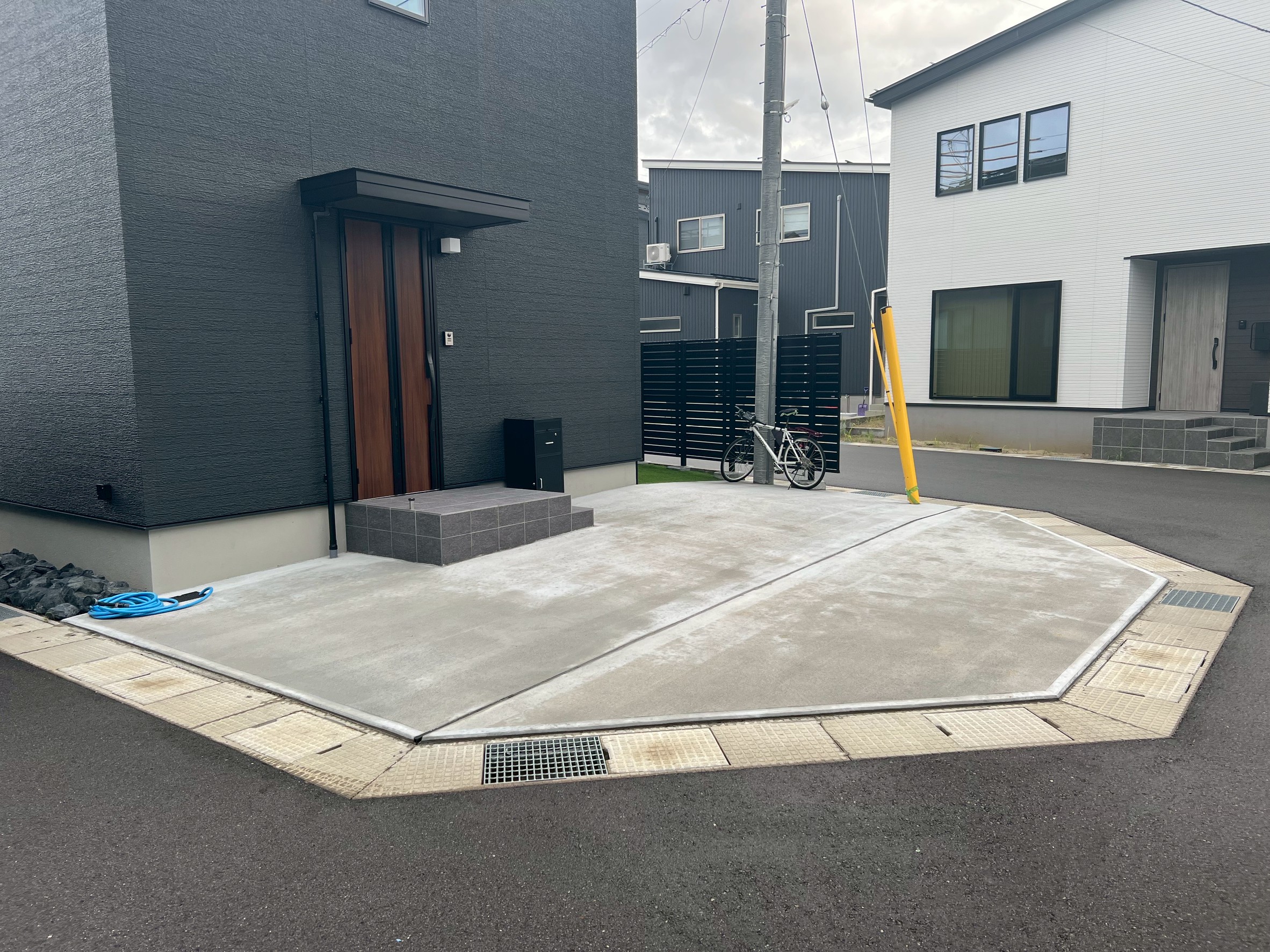 新潟市北区 T様 / 駐車場工事、高尺フェンス工事、人工芝工事、境界ブロック工事
